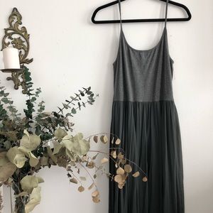 Pretty & flowy grey jersey dress